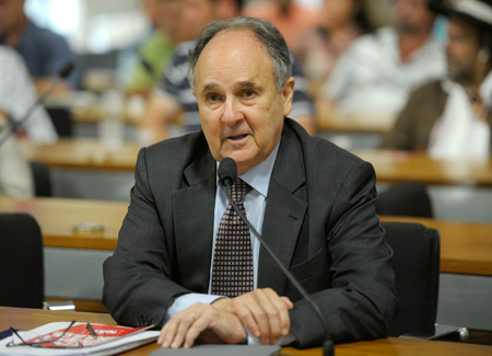 CCJ pode votar proposta de plebiscito sobre federalização da educação básica Cristovam: projeto permitirá ao Brasil “dar o salto para o mundo do conhecimento