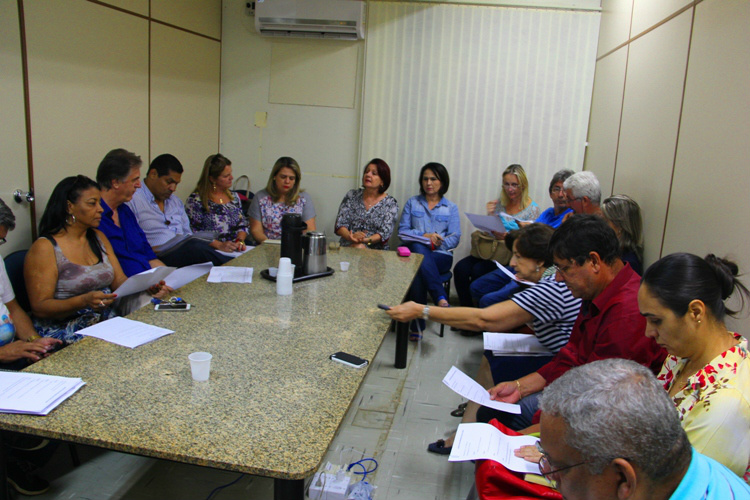 Reunião aconteceu na Secretaria de Educação e definiu reposição dos dias parados. 