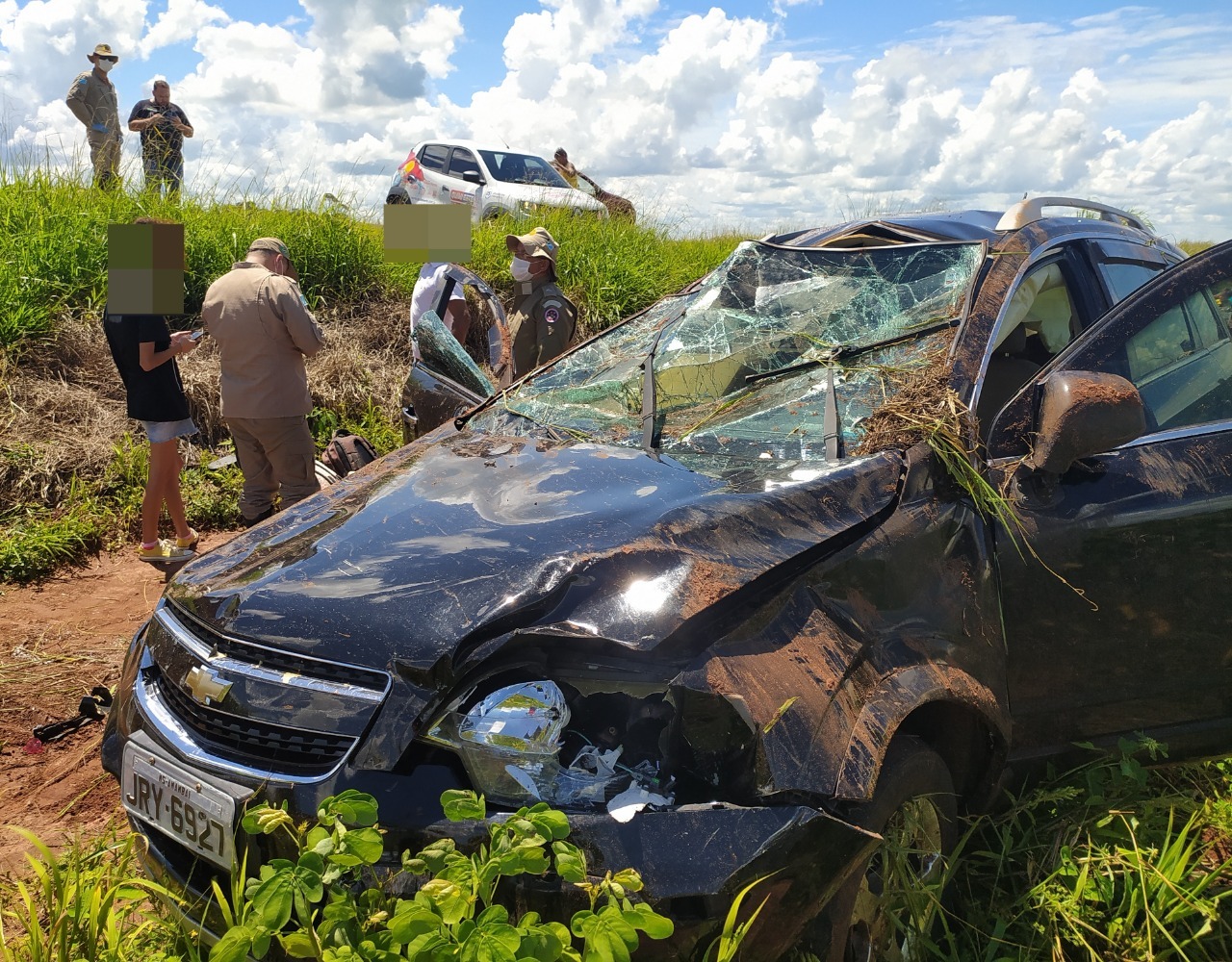 Após colidir com outro, veículo sai da pista e capota, em Amambai Acidente aconteceu a aproximadamente 4 quilômetros de Amambai / Foto: Vilson Nascimento