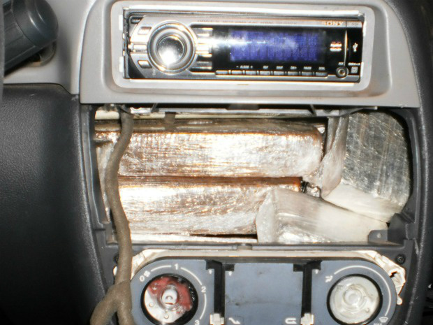 Dupla é presa com maconha escondida no painel de carro em MS