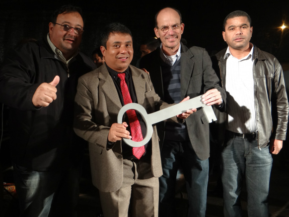Presidente do Copea, pastor Rogério Severino dos Santos recebe a chave da cidade das mãos de autoridades / Foto: Moreira Produções