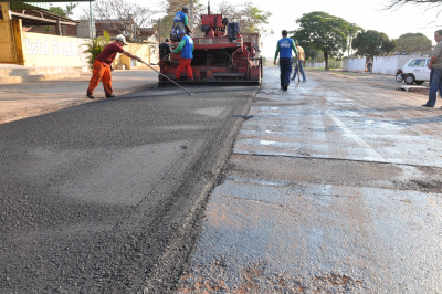 Recuperação de ruas avança em Amambai Nas últimas semanas a equipe que está realizando o trabalho de recuperação asfáltica, se concentrou nas ruas do centro da cidade, pois são as que possuem um tráfego mais constante de veículos.