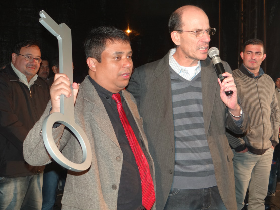 Prefeito Sérgio Barbosa, entregou a chave da cidade de Amambai nas mãos do presidente do Copea, Rogério Severino dos Santo, em um ato profético / Foto: Moreira Produções