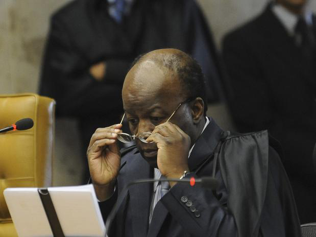 Barbosa diz que votou no PT, cobra mensalão 'tucano' e vê racismo Barbosa diz que votou no PT, cobra mensalão 'tucano' e vê racismo