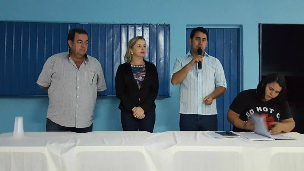 Vereadores presentes na posse da diretoria da vila Guape E/D- Vereadores Dilmar e Janete durante a posse do presidente Marcos Echeverria / Foto: Reprodução Facebook