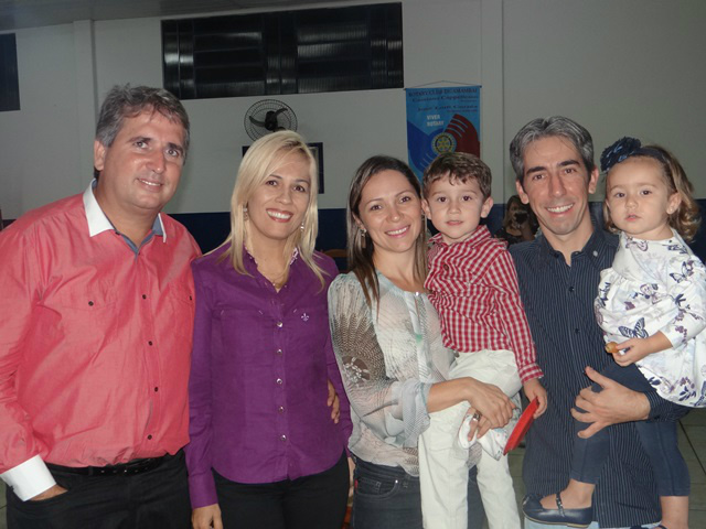 O palestrante, Walnier Costa, sua esposa Thula, e o casal presidente do Rotary de Amambai, Cassiano e Silmara, com os filhos Heitor e Beatriz.