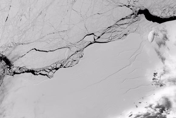 Imagem de divulgação da Nasa mostra uma das rachaduras na barreira de gelo Larsen C, que se desprendeu na AntártidaImagem de divulgação/Nasa/EPA/Agência Lusa