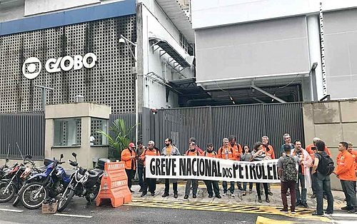 Petroleiros protestaram nesta quarta(12) em frente à TV Globo, no Rio, contra censura da mídia à greve da categoria (Foto: FUP)