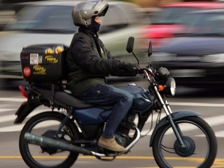 Motofretes não precisam mais de certificado para colocar baús de transporte Motos que fazem transporte remunerado de mercadorias somente podem circular com autorização