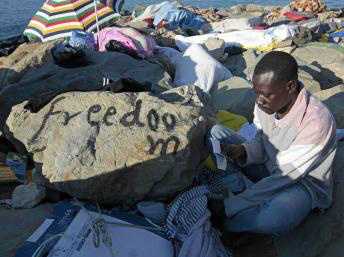 Imigrantes chegam pelo mar Mediterrâneo à Europa em embarcações perigosas. Reuters/Eric Gaillard