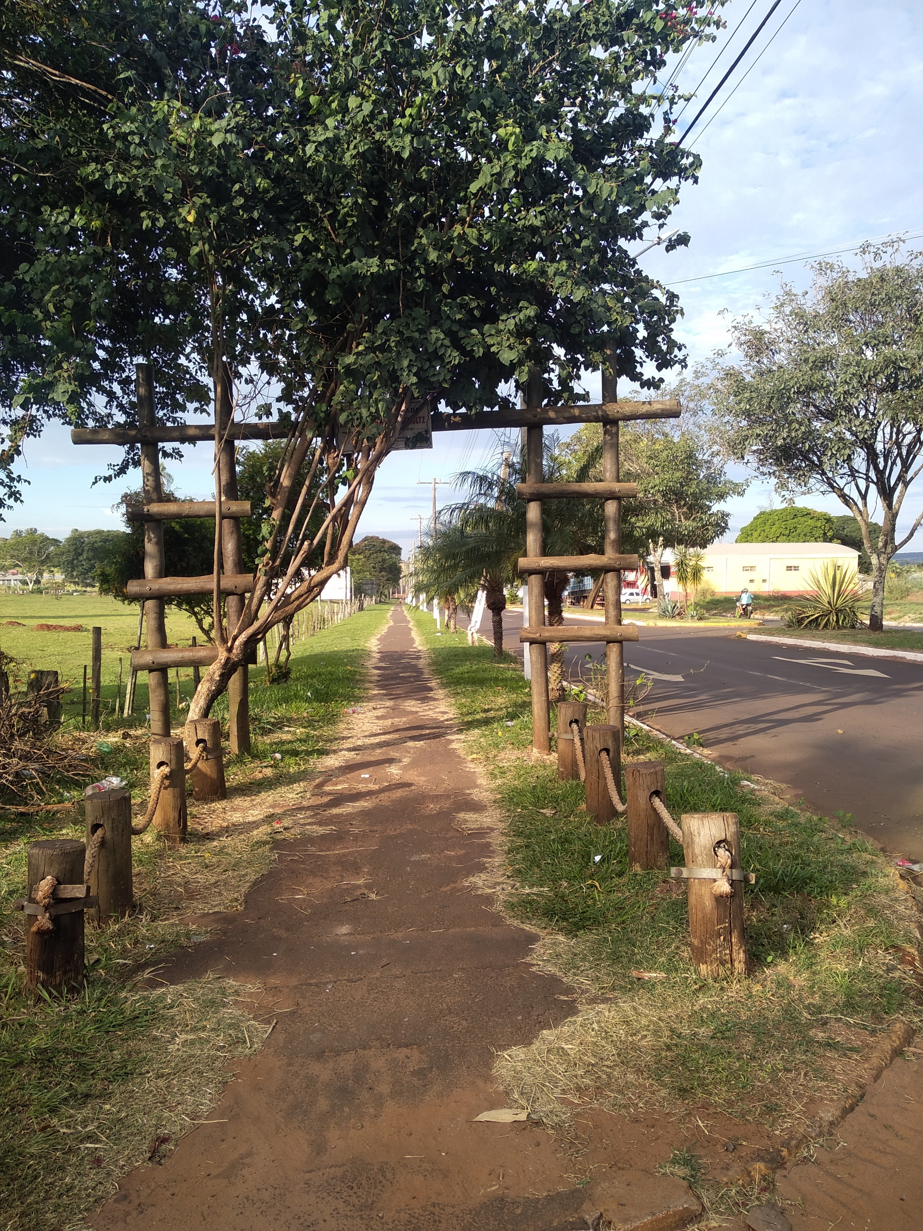 Geverson solicita manutenção da pista de caminhada, na saída para Caarapó Pista de Caminhadas “Antônio Francisco Schultz” / Foto: Moereira Produções