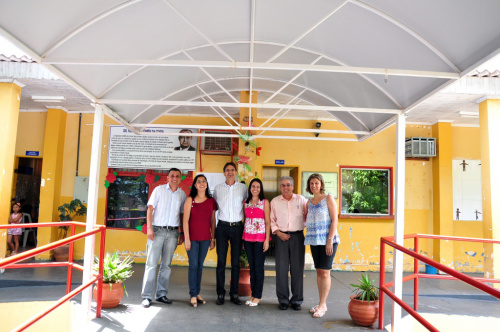 Escola Estadual Fernando Corrêa da Costa ganha passarela de acesso Lanzarini, Coconho e a direção da E.E Dr. Fernando Correa da Costa. Escola recebeu uma passarela coberta.