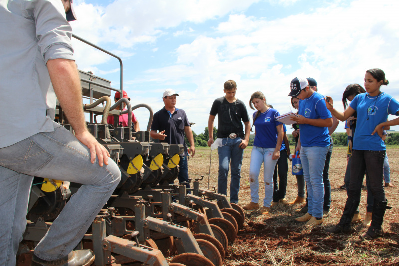 Campo experimental da Escola Agrotécnica de Amambai recebe plantio de milho Alunos aprendem o funcionamento da plantadeira.
