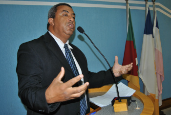 Carlinhos quer cobertura na quadra de esportes da vila Nossa Senhora Aparecida Vereador Carlinhos cobra investimentos na vila Nossa Senhora AparecidaFoto: Moreira Produções