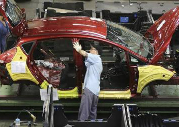 Produção industrial no Brasil sobe 2,9% em janeiro, acima do esperado Um funcionário monta um carro da Ford em uma linha de montagem da fábrica da companhia em São Bernardo do Campo.