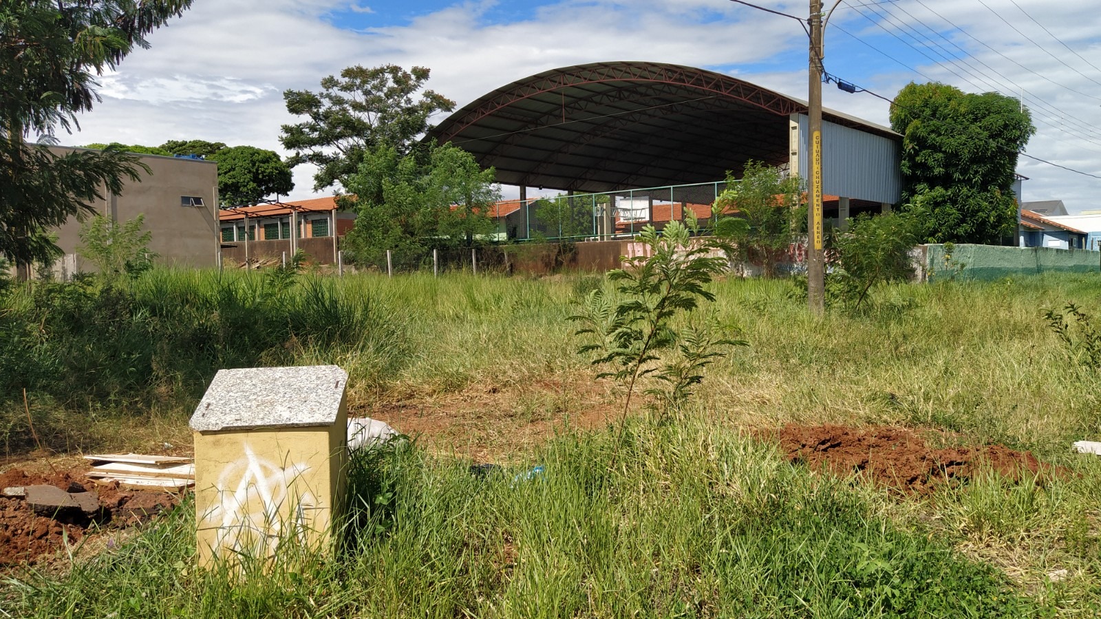 Vereador Humberto quer que proprietários ou responsáveis pelos imóveis evitem aglomeraçao de lixo nos locais / Foto: Moreira Produções