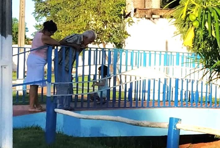 Parque da Cidade é alternativa de lazer para quem busca sair da rotina Casal Petrona e Domiro junto de um dos netos observando os patos do lago do Parque da Cidade / Foto: Moreira Produções