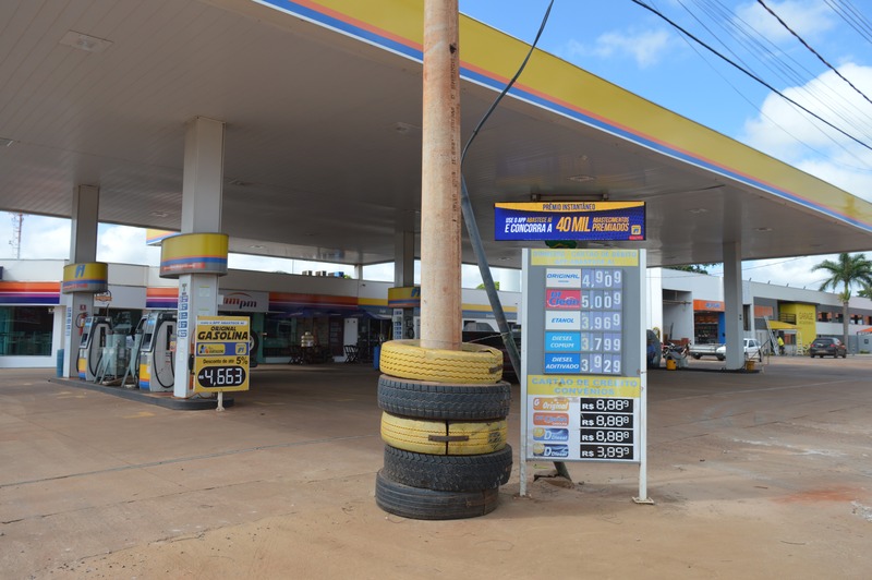 Valor da gasolina em Amambai chega a R$ 5,00 nesta quinta-feira (13) Gasolina chega a custar R$ 5,00 em Amambai; caso cadastrado em programas específicos do posto, cliente ganha desconto e o valor pode chegar a R$ 4,66 / Foto: Moreira Produções