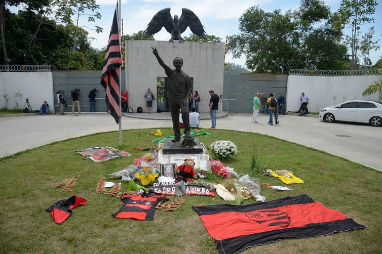 Fãs prestam homenagem aos jogadores mortos no incêndio no Ninho do Urubu - Tomaz Silva/Agência Brasil