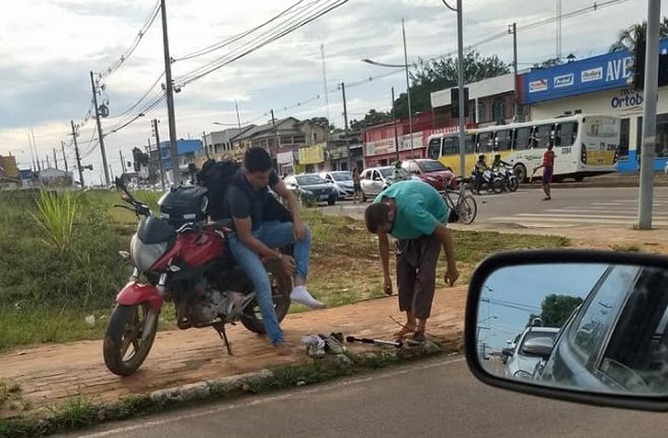 Jovem tira tênis, dá a malabarista em sinal e foto emociona a web