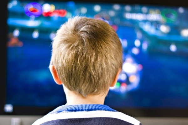 Campanha propõe que crianças passem uma semana sem TV, PC, tablet e celular