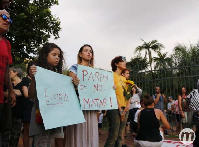 Campo-grandenses protestam no Centro após morte de vereadora carioca