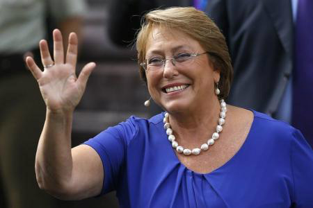 Bachelet acena para a mídia depois de sair de vários encontros com autoridades em Santiago. 