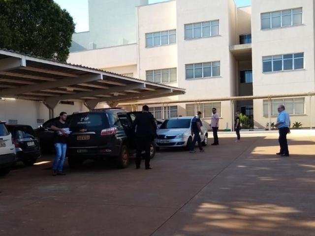 MP denuncia 3 vereadores e outras 11 pessoas na Operação Cifra Negra Idenor Machado (à direita), no dia em que foi preso, em 5 de abril, chegando à sede do MP (Foto: Adilson Domingos)