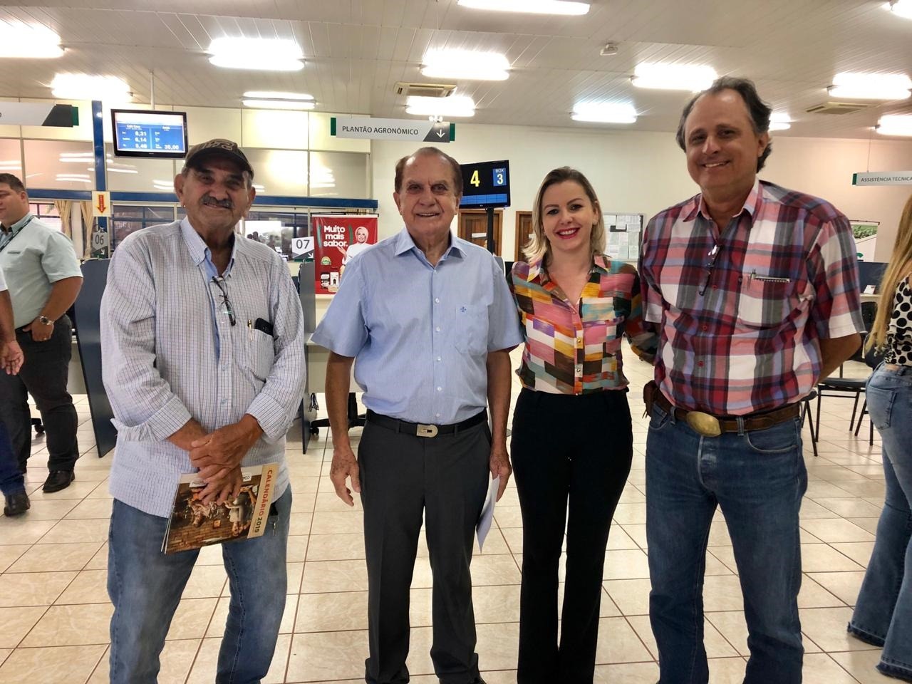 Janete Córdoba participa da reunião de campo da COAMO Presidente do legislativo de Amambai juntamente com o presidente da Coamo, engenheiro agrônomo José Aroldo Gallassini, e membros da Cooperativa / Fotos: Assessoria