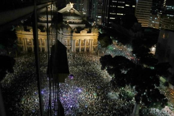 Atos no Brasil e em outros países homenageiam vereadora e pedem punição Uma multidão presta homenagem à vereadora Marielle Franco, morta a tiros no Rio de Janeiro Marcelo Sayao/EFE/Direitos Reservados
