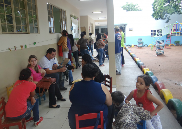 Pais dormem em fila para garantir vagas de filhos em escola municipal de Amambai Cerca de 300 pais ficaram na fila para garantirem vaga para seus filhos / Foto: Moreira Produções