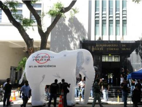 Policiais protestaram a favor de melhores condições de trabalho e reestruturação da carreira (ABr)