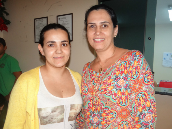 Pais dormem em fila para garantir vagas de filhos em escola municipal de Amambai Dirlene Zanetti e Maria Benta estavam na frente da escola desde às 18 horas do sábado / Foto: Moreira Produções