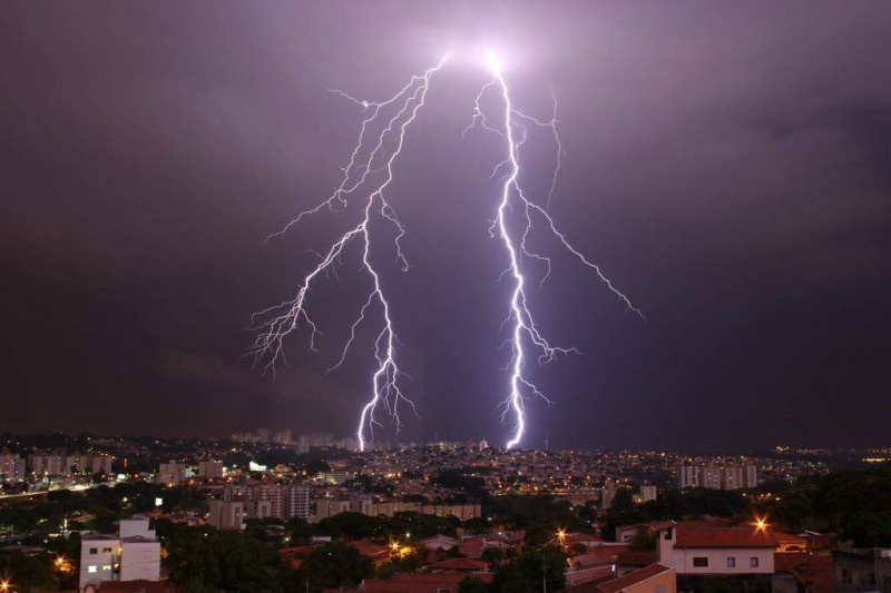 Chuvas fortes com raios aumentam risco de acidentes com energia elétrica