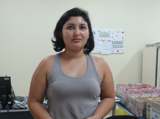 Pais dormem em fila para garantir vagas de filhos em escola municipal de Amambai Para a professora de informática da instituição, Kelli Nunes Chaparro, a grande procura por vagas na escola Rachi se dá devido a qualidade de ensino ofertado / Foto:Moreira Produções