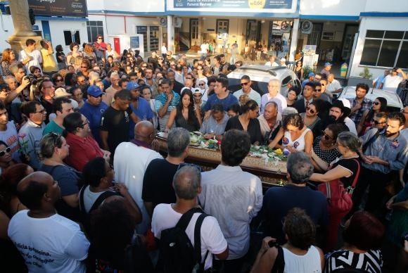 Sob aplausos e protestos, corpos de vereadora e motorista são sepultados no Rio Enterro do corpo da vereadora Marielle Franco no Cemitério do Caju Fernando Frazão/Agência Brasil