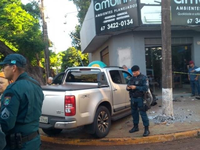  Empresário bateu caminhonete em loja após ser baleado por dois atiradores (Foto: Adilson Domingos)