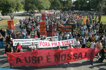 Estudantes voltam a fazer passeata contra presença da PM na USP Estudantes voltam a fazer passeata contra presença da PM na USP
