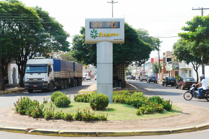 O termômetro instalado na avenida Pedro Manvailer marcava 39 graus na tarde desta quarta-feira (31). 