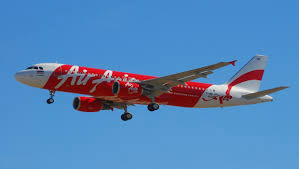 AirAsia: equipes de resgate encontram cauda do avião que caiu no Mar de Java