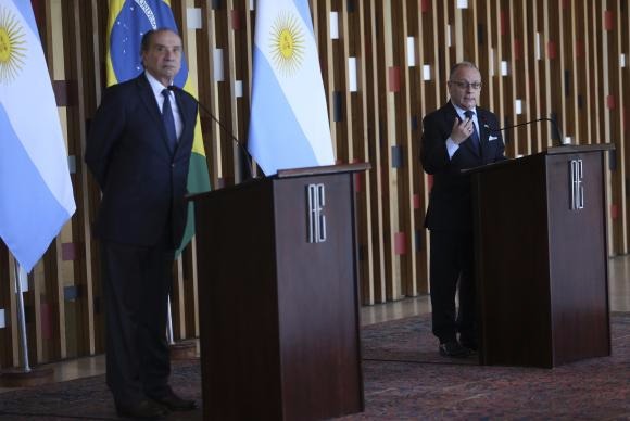 Argentina e Brasil vão atualizar acordo para evitar bitributação e evasão fiscal Ao lado do chanceler Brasileiro, Aloysio Nunes Ferreira, o ministro das Relações Exteriores e Culto daArgentina, Jorge Faurie, concede entrevista coletiva no Palácio do Itamaraty José Cruz/Agência Brasil
