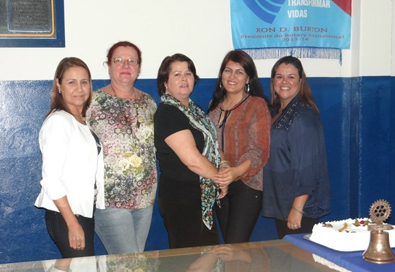 As rotarianas de Amambai: (E/D) Preta, Viviane, Zaira, Derly e Milena.