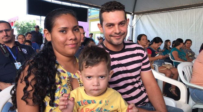 O casal Vanessa e Tiago foram contemplados com um dos lotes do programa Lote Urbanizado.