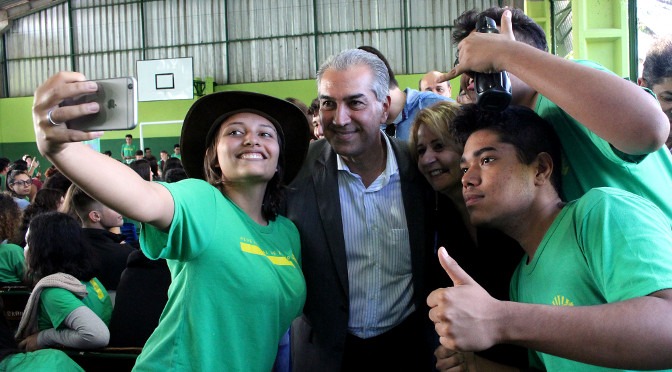 Governador com estudantes de uma das escolas que oferece tempo integral.