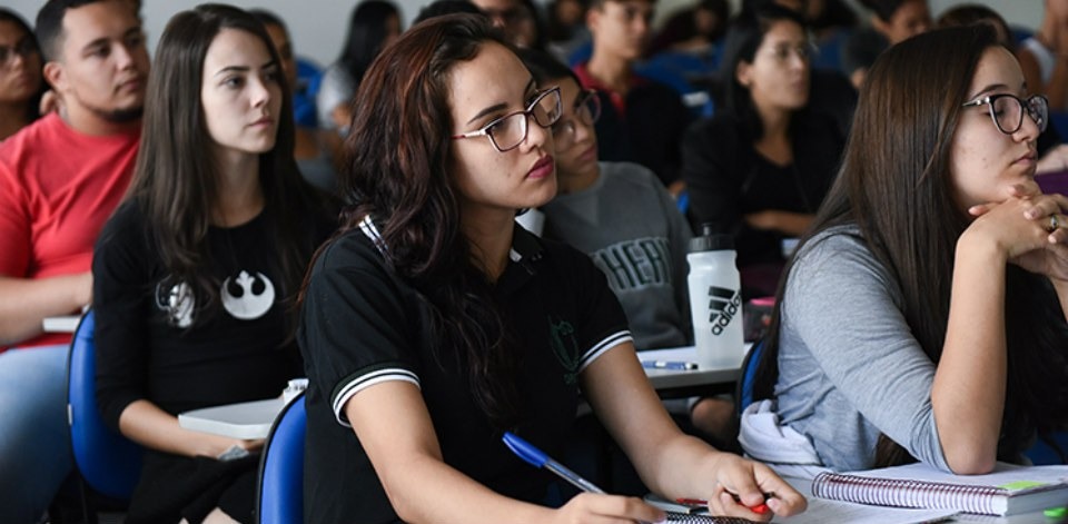 Quem comprovar renda familiar mensal por pessoa de até três salários mínimos tem direito de contratar a juro zero - Foto: Arquivo/MEC