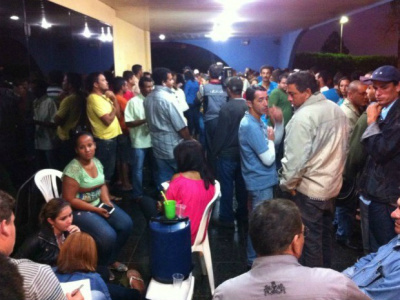 Cidadãos na varanda da Câmara Municipal de Campo Grande (Foto: Evelyn Souza/TV Morena)
