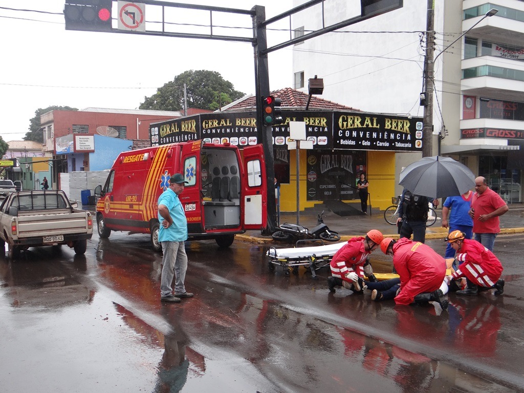 Acidente na manhã esta quarta deixa motociclista ferida em Amambai O acidente ocorreu na sinaleira da avenida Pedro Manvailer / /fotos: Moreira Produções