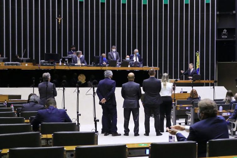 Câmara mantém prisão de Daniel Silveira Deputados e senadores só podem ser presos em flagrante de crime inafiançável e auto é remetido à respectiva Casa para que parlamentares decidam sobre prisão - Michel Jesus/Câmara dos Deputados