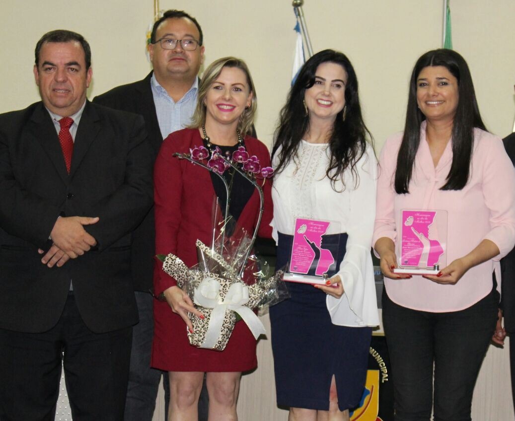 E/D: Presidente da Câmara de Amambai, vereador Dilmar Bervian; prefeito de Amambai, Dr. Bandeira; vereadora Janete Córdoba; deputada estadual, Mara Caseiro e a vice-governadora de MS, Rose Modesto 