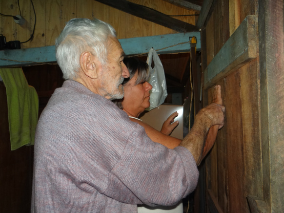 Seu Cota realizando um benzimento / Foto: Moreira Produções